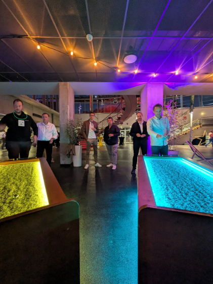 Personne jouant à la Baby Pétanque Premium disposé dans un bar restaurant lors d'une soirée