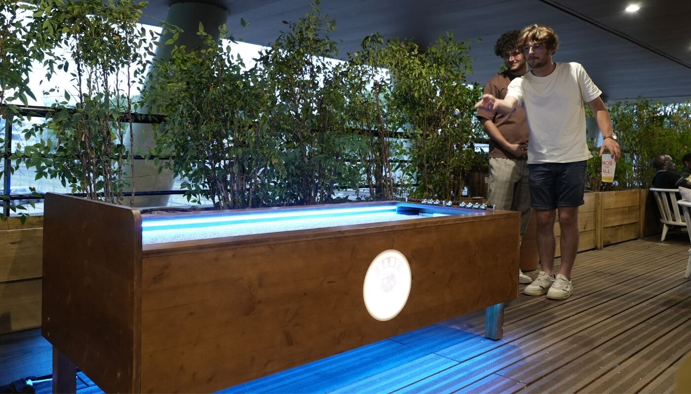 Collègues jouant à la Baby Pétanque Premium sur une terrasse