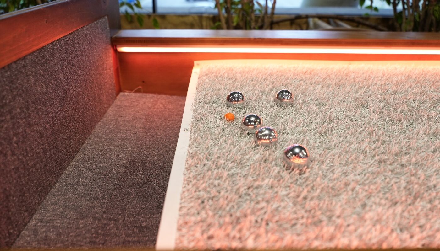 Mini boules de pétanque de Baby Pétanque Premium sur gazon synthétique