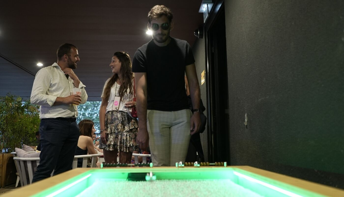 Homme jouant à Baby Pétanque Premium en bois pour location jeux en entreprise