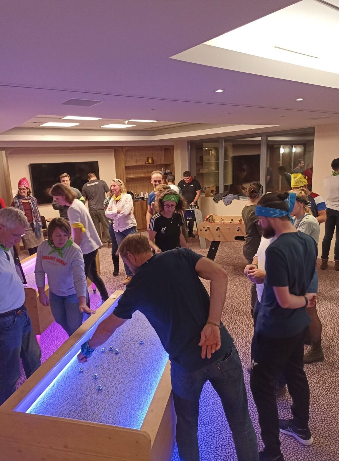 collègue de bureaux jouant à la mini pétanque sur une baby pétanque premium lors d'un team building