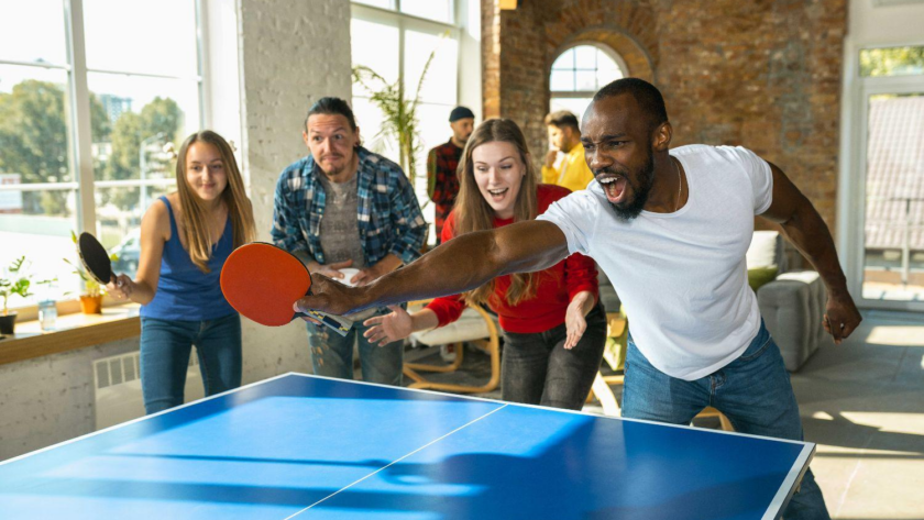 personnes jouant au ping pong en entreprises