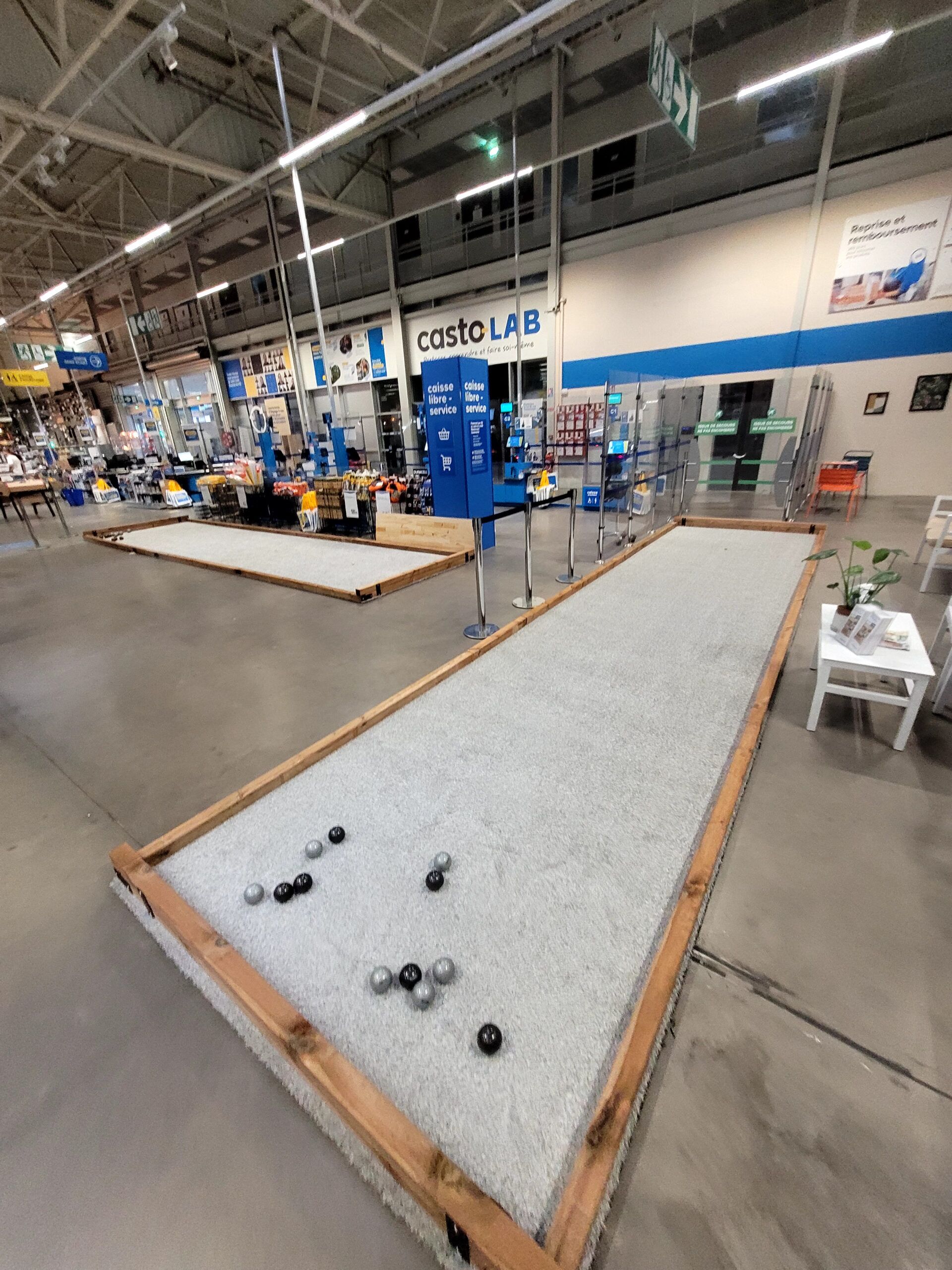 un terrain de pétanque éphémère installé dans un magasin pour un team building