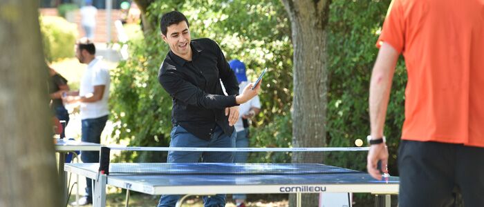 personnes jouant au ping pong en entreprises