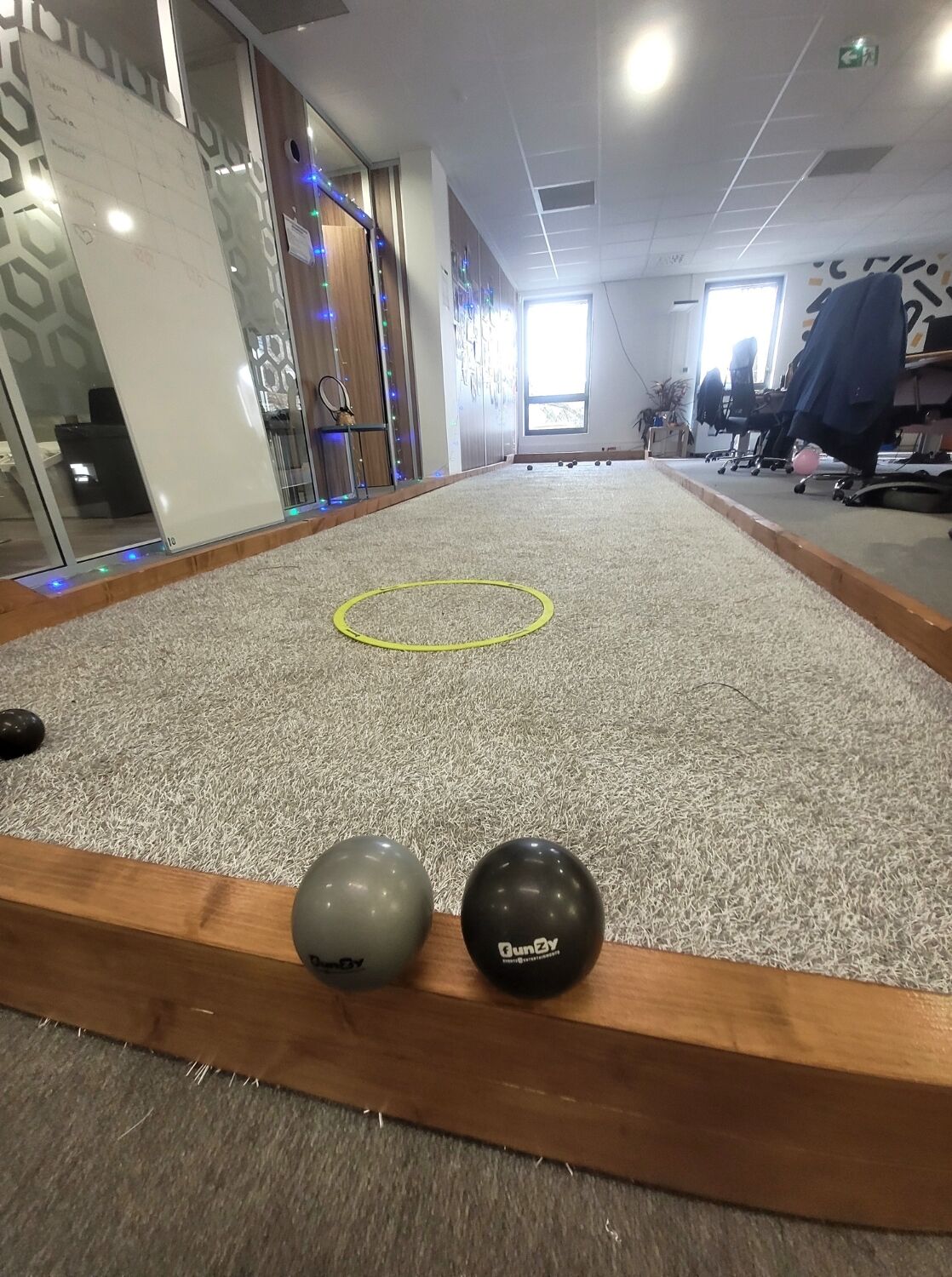 un terrain de pétanque éphémère installé pour un team building en entreprise