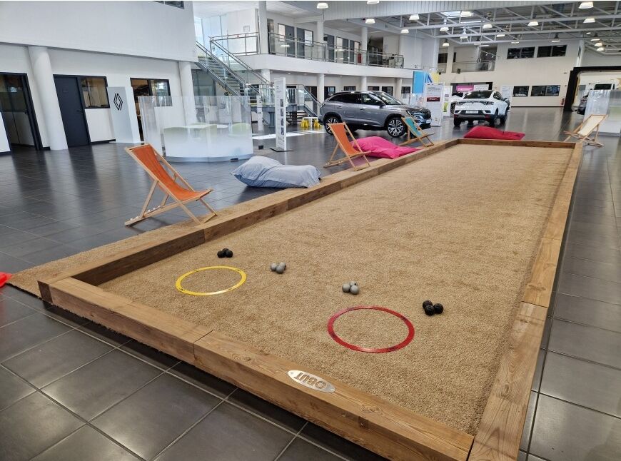 un terrain de pétanque éphémère installé pour un team building dans une concession automobile