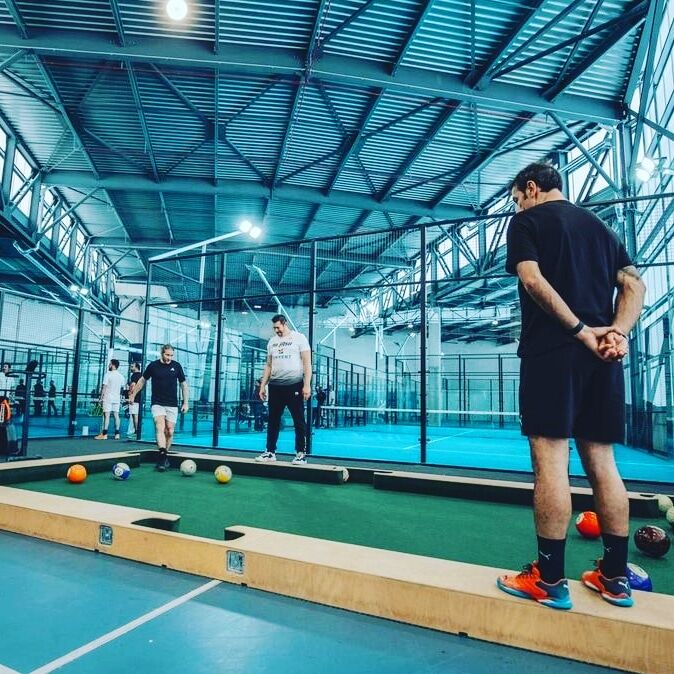 Snookball table foot-billard installé dans un centre de padel
